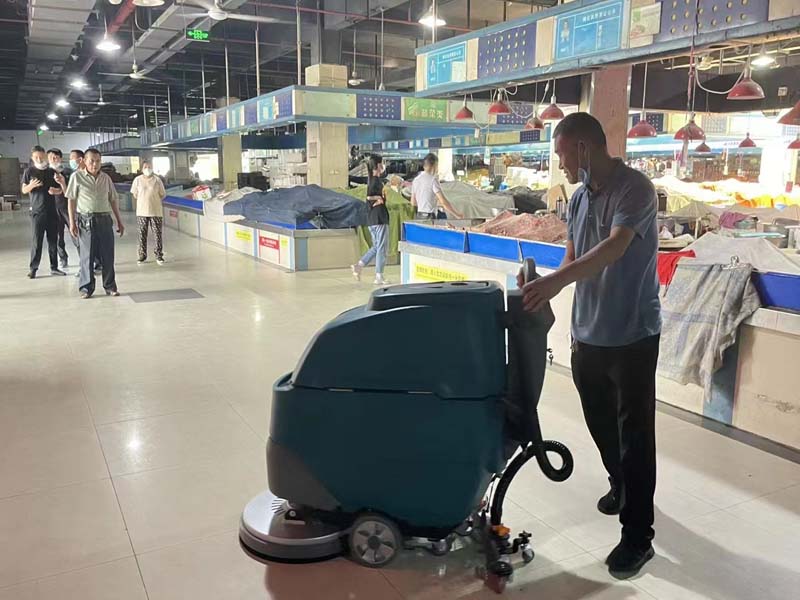 大润发采购洗地机清洗地面